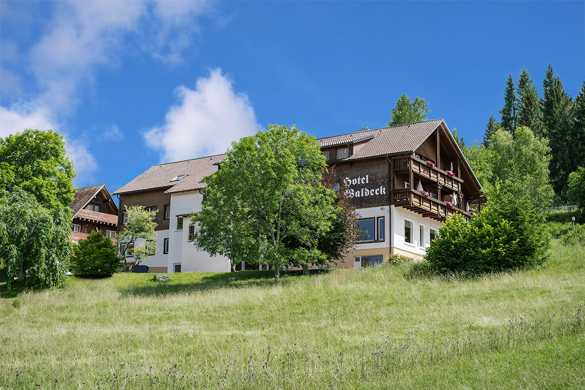 hotel-waldeck-altglashuetten-hausansicht-sommer